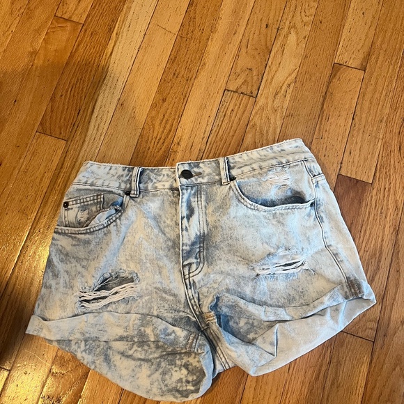 Amuse Society Lightwash Denim Shorts - Picture 4 of 7